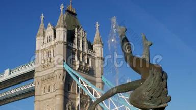 塔桥和海豚雕像的静态近距离拍摄。